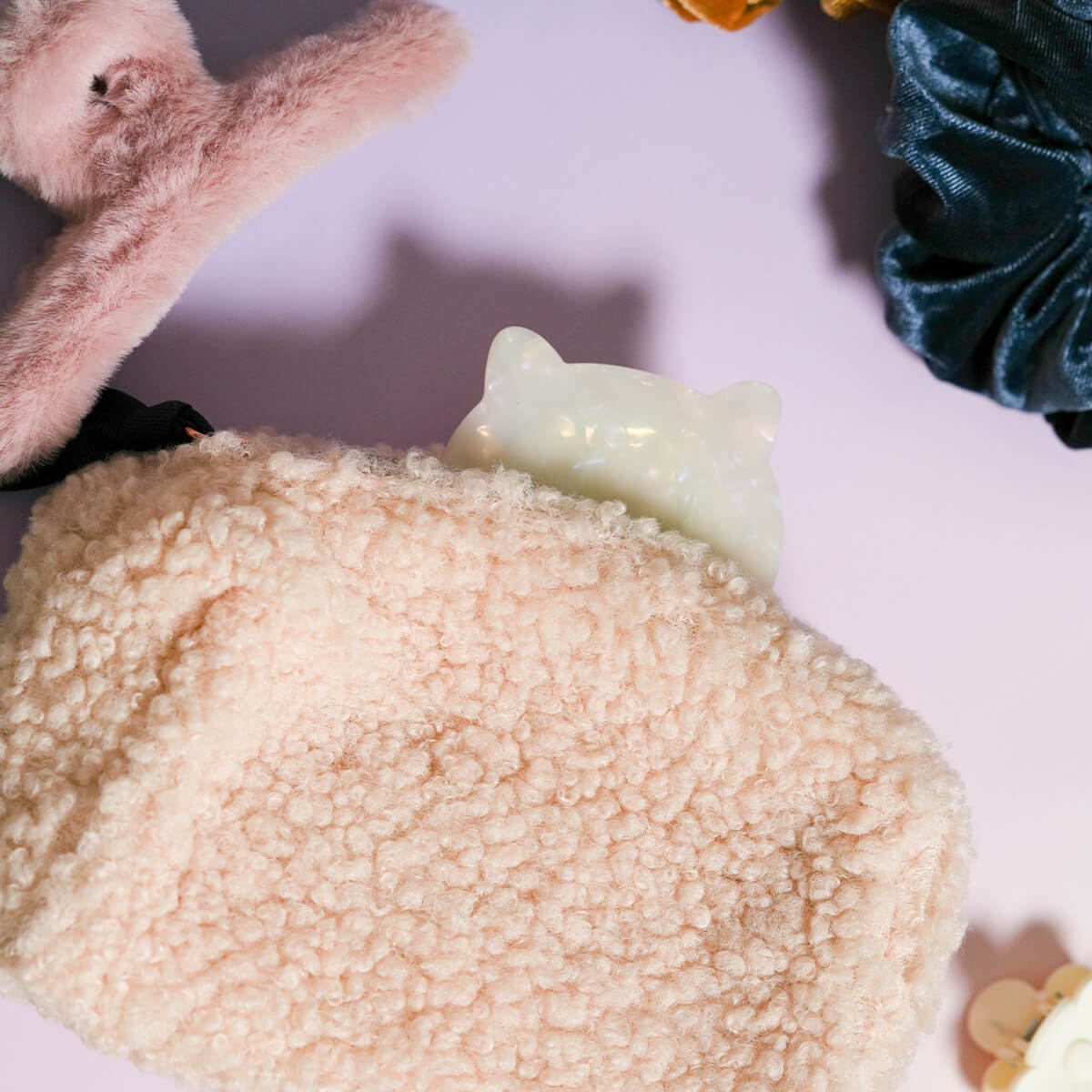 ネコの形の手鏡