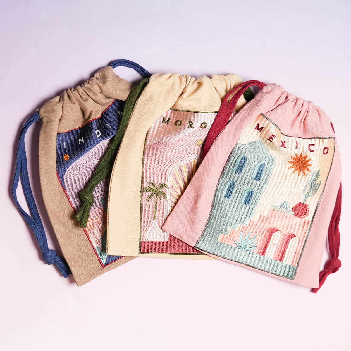 ワールドトリップ刺繍巾着