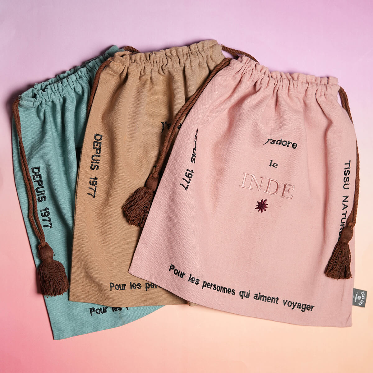 ヴォヤージュシリーズ刺繍巾着